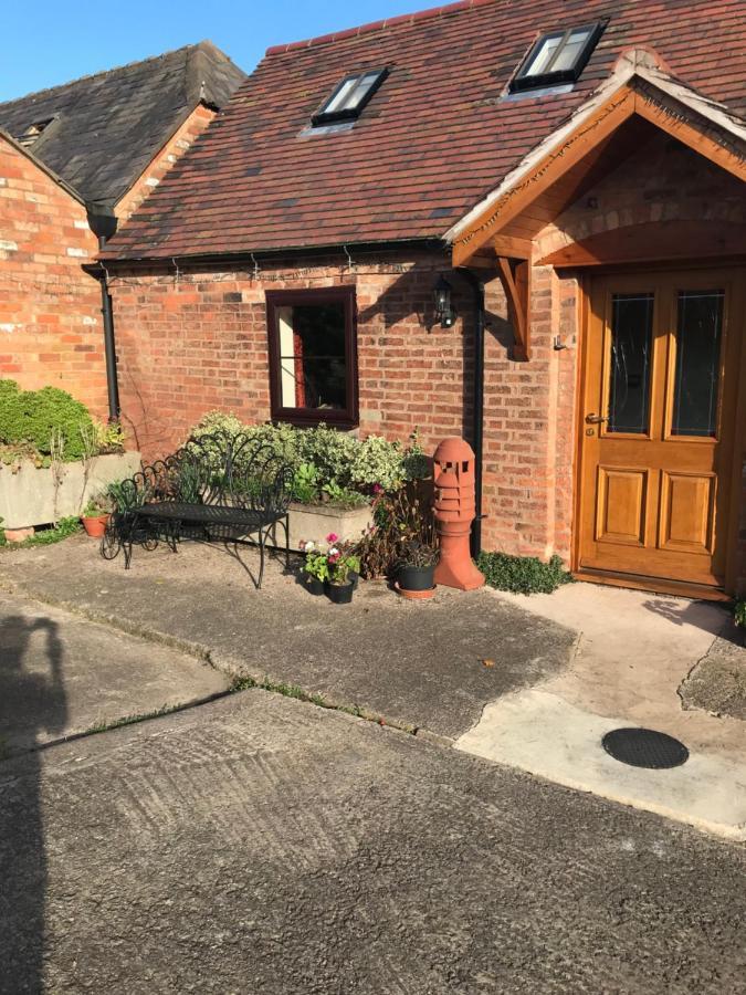 Nuneaton - Cottage - Sleeps 2 - Parking - Garden 외부 사진